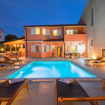 Natalia Stinjan- Private Pool Retreat Villa *