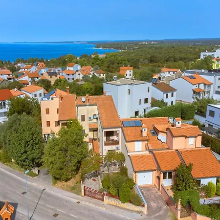 Natalia Stinjan- Private Pool Retreat プーラ