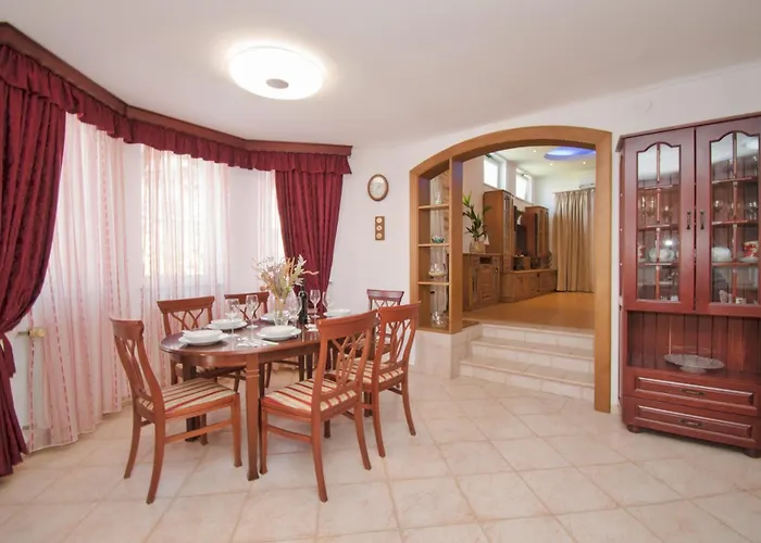 Natalia Stinjan- Private Pool Retreat *