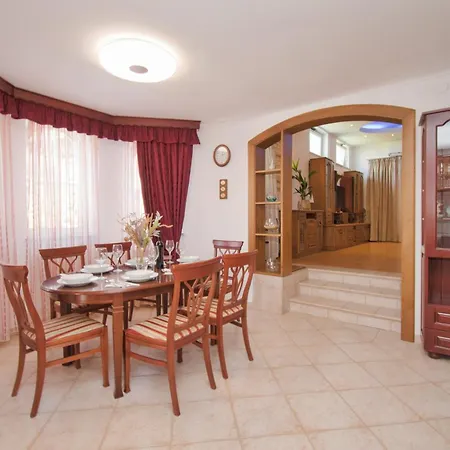 Natalia Stinjan- Private Pool Retreat *