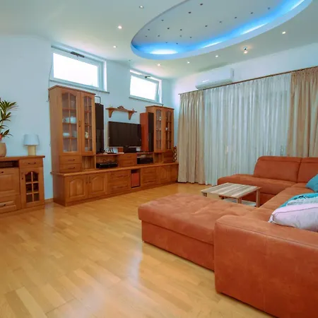 Natalia Stinjan- Private Pool Retreat *