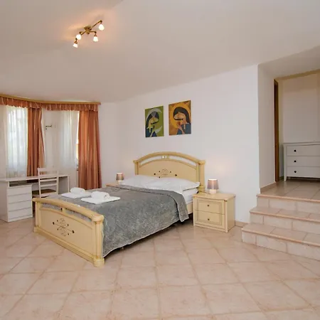 Natalia Stinjan- Private Pool Retreat Villa Pula