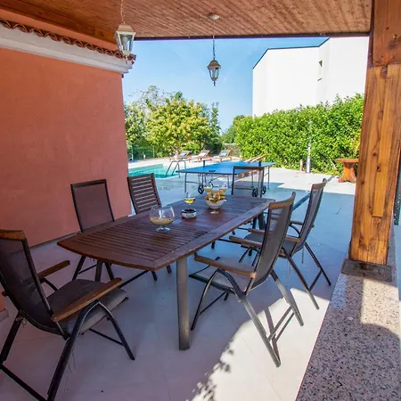 Natalia Stinjan- Private Pool Retreat * 普拉