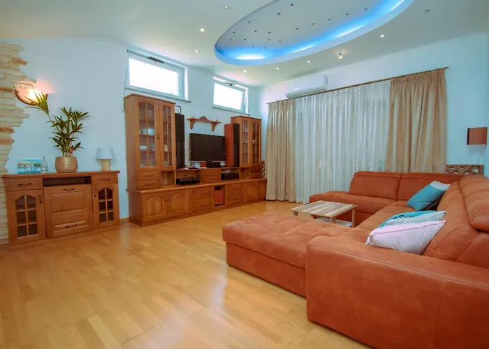 Natalia Stinjan- Private Pool Retreat *