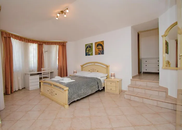 Natalia Stinjan- Private Pool Retreat Villa Pula